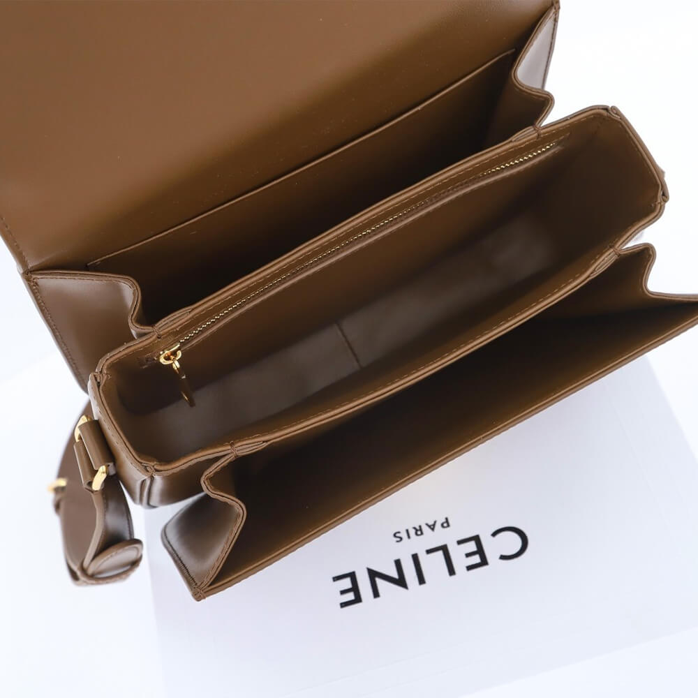 Ce1i*e CLASSIQUE TRIOMPHE BAG IN CALFSKIN